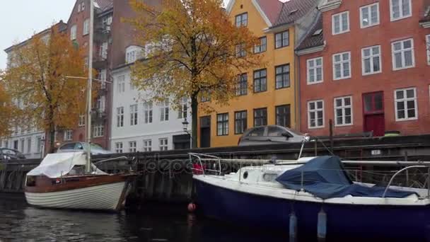 Stedelijke weergave van Kopenhagen Denemarken met boten grachten gebouwen huizen — Stockvideo
