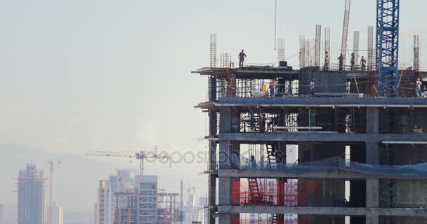 Site de construction avec de nouveaux gratte-ciel de bâtiment Personnes au travail — Video
