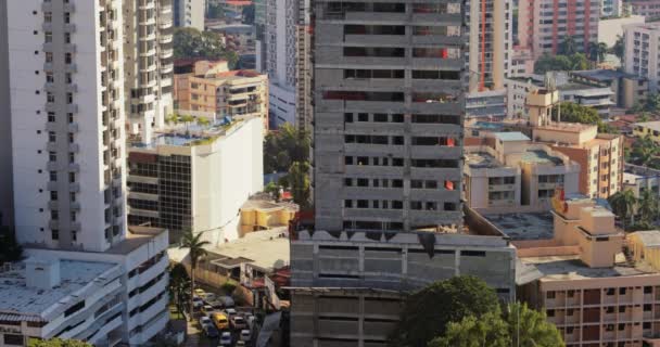 Site de construction avec de nouveaux gratte-ciel de bâtiment hommes au travail — Video