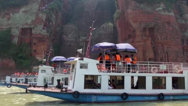 Veerboot en mensen in de buurt van de grote Boeddha van Leshan In China — Stockvideo