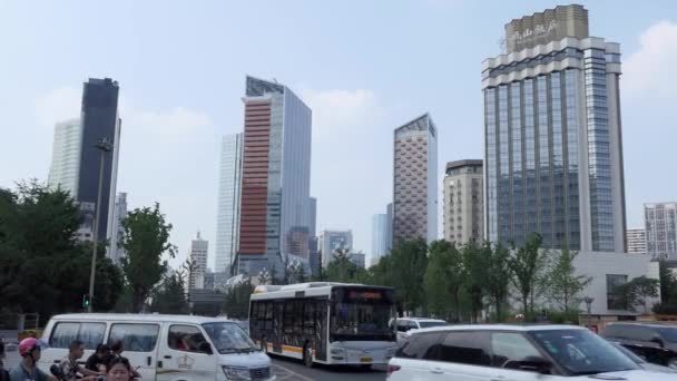 Traffico Auto Biciclette Persone nel centro di Chengdu Cina Asia — Video Stock