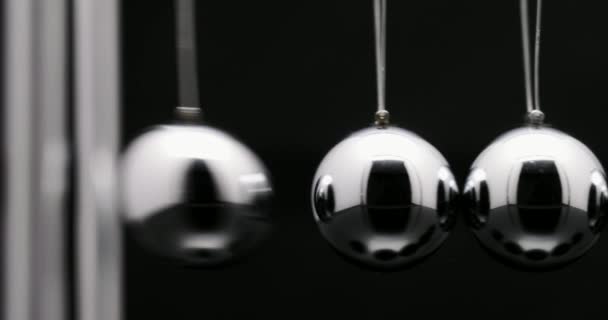 Bolas de Newton con esferas metálicas oscilantes en cámara lenta — Vídeos de Stock