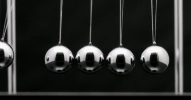 Metal topları sallanan ile Newton beşik closeup