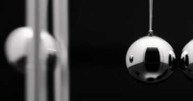 Metal küre sallanan ile Newton topları closeup