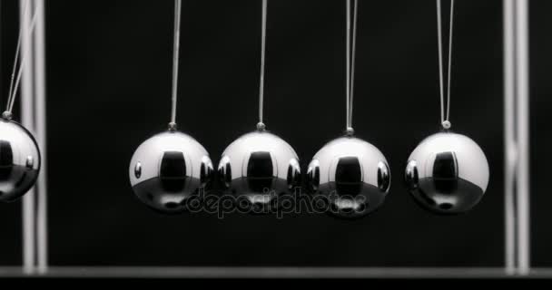 Крупним планом колиска Ньютона з поворотною металеві кульки — стокове відео