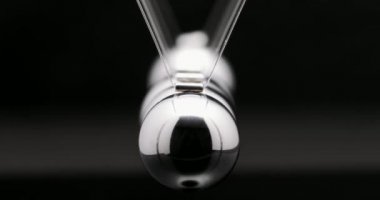 Metal küre sallanan ile Executive topu Clicker closeup