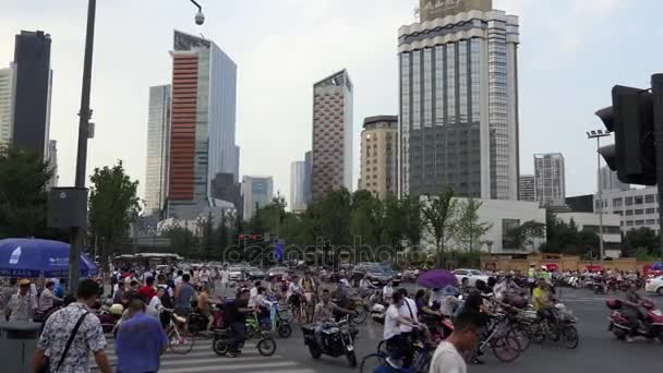 Coches Tráfico por carretera Bicicletas Personas en el centro de Chengdu China Asia — Vídeos de Stock