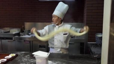 Lokanta mutfağı Lanzhou Çin Asya'da Çin eriştesi hazırlanıyor Şef