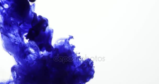 Colores de tinta azul en el agua creando formas de arte líquido — Vídeo de stock