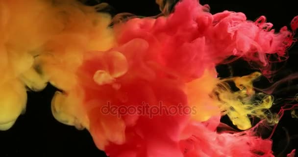 Červené a žluté inkoustové barvy barvy ve vodě vytváření obrazců — Stock video