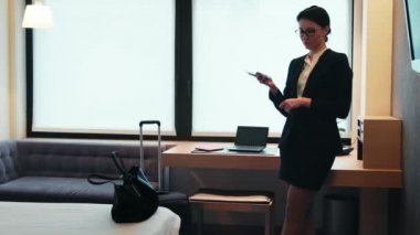 Yöneticisi işkadını telefonla konuşurken telefon iş kadını ile konuşma