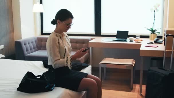 Γυναικών Manager με τηλέφωνο επιχειρηματίας φορώντας κοστούμι κοιτάζοντας καθρέφτη — Αρχείο Βίντεο