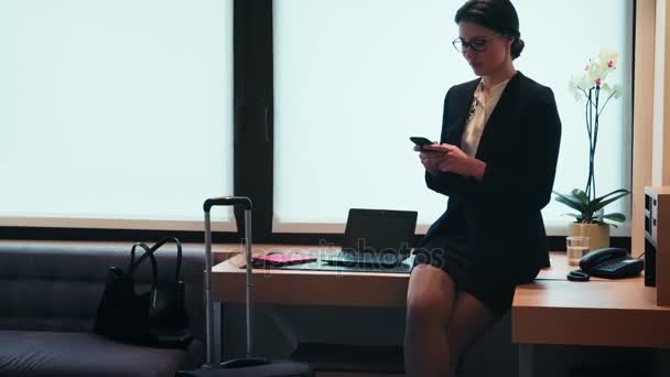 Jistý podnikatelka šťastný Business žena manažerka vůdce se usmívá na kameru — Stock video