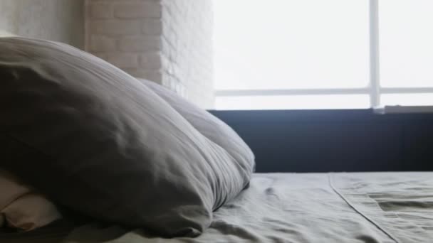 Glückliche junge Frau stürzt vor Freude auf Bett — Stockvideo