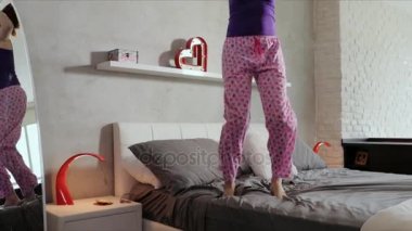 Kız yatak başarı mutlu genç kadın için atlama