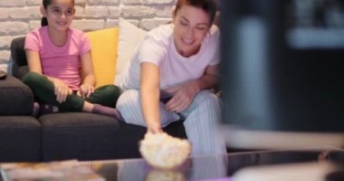 Tek anne ve çocuk akşam Tv izlerken