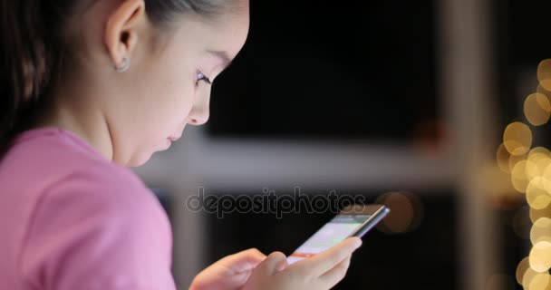 Bezobslužné dcera píše na sociální síti s telefonem — Stock video