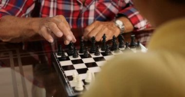 Üst düzey adam ve küçük çocuk satranç masa oyunu oynamak