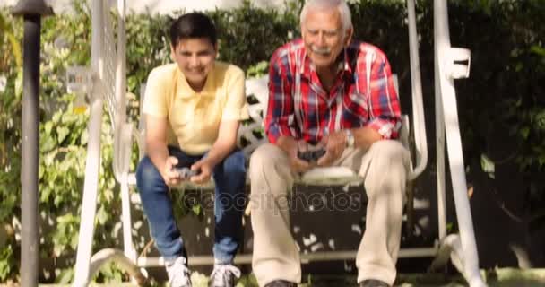 Menino feliz e homem velho brincando com carros de brinquedo — Vídeo de Stock