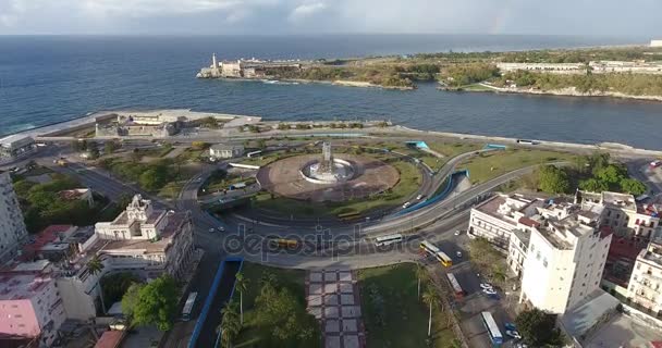 Tráfego urbano em Havana Cuba com drone voando no céu — Vídeo de Stock