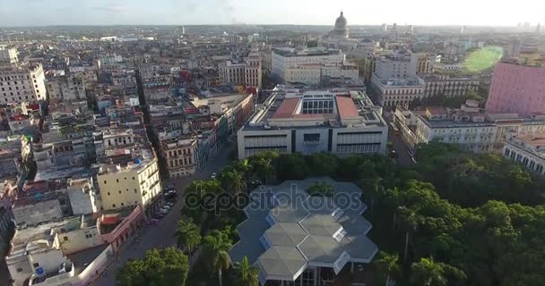 Paisagem urbana Havana velha com drone voando no céu — Vídeo de Stock