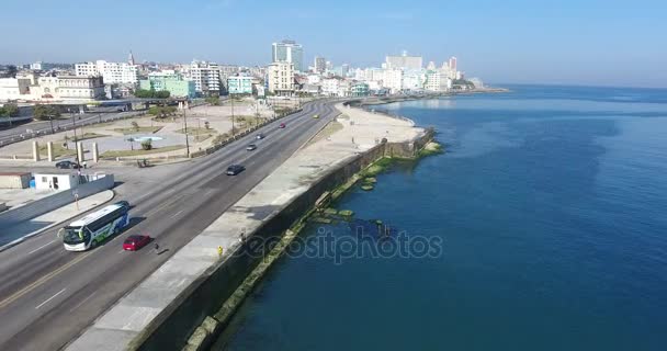 Verkeer auto's Havana Cuba luchtfoto Cubaanse Caribische zee — Stockvideo