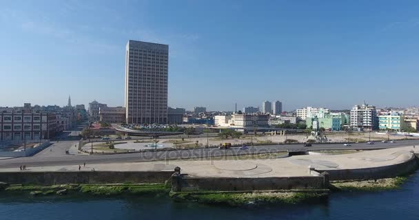 Stad verkeer Havana Cuba luchtfoto Cubaanse Caribische zee — Stockvideo