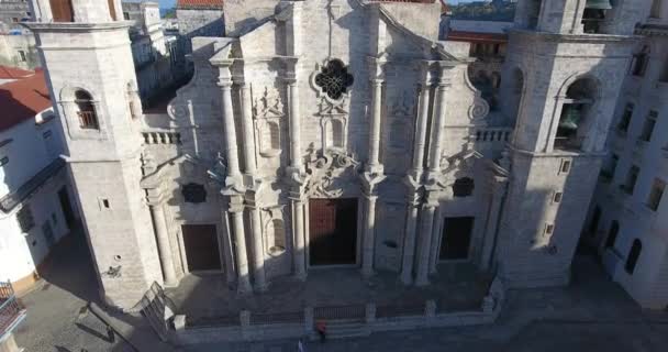 Gökyüzünde uçan eski Havana Küba Drone ile Katedrali — Stok video