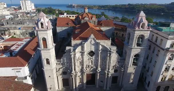 Gökyüzünde uçan eski Havana Küba Drone ile kilisede — Stok video
