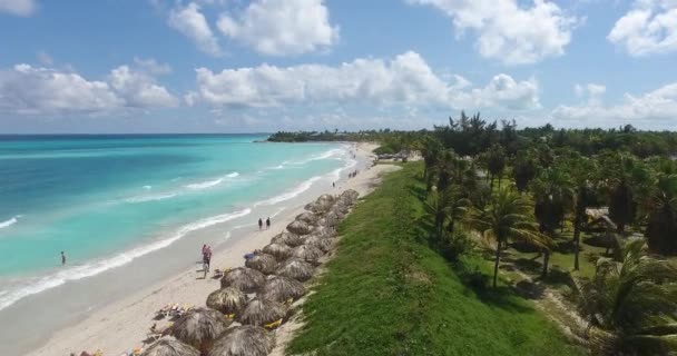 Varadero kuba karibischer meerstrand vom himmel drohnenflug — Stockvideo