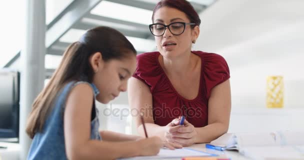 Εκπαίδευση με την μαμά βοηθώντας κόρη κάνει σχολική εργασία στο σπίτι — Αρχείο Βίντεο