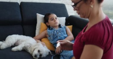 Sıcaklık termometre ile hasta kızı kontrol anne