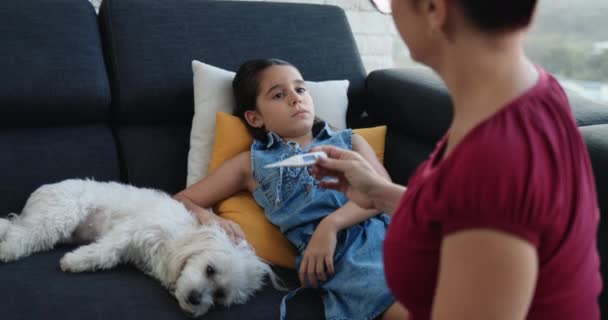 Mutter überprüft Temperatur kranker Tochter mit Thermometer — Stockvideo