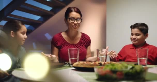 Cena en casa con familia feliz rezando antes de comer — Vídeos de Stock
