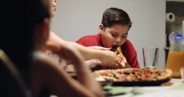 Yerine oğlu kilolu Pizza salata veren anne