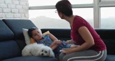 Termometre ile hasta küçük kıza ateş ölçme anne