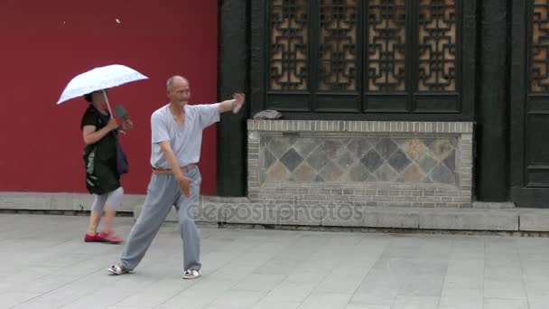 Tianshui Kína 2017 Július Régi Kínai Férfi Gyakorló Tai Chi — Stock videók