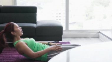 Yaşlı kadın eğitim ve spor aktiviteleri evde yapıyor