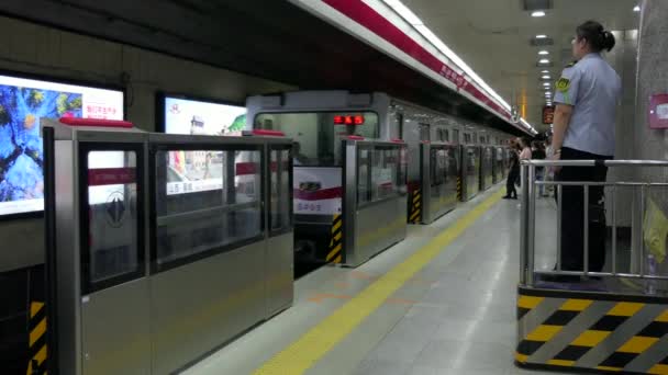 Beijing Kina Juli 2017 Tunneltåg Anländer Tunnelbanestation Beijing Kina Asien — Stockvideo