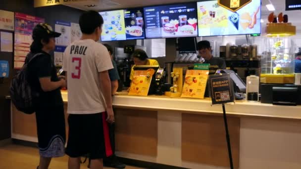 2017年7月 麦当劳快餐店在北京市中心 中国人和游客们在晚餐时买汉堡 — 图库视频影像