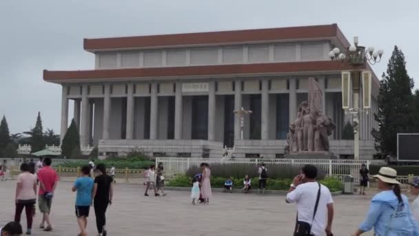 中国北京市 2017年 毛主席記念堂や天安門広場 アジアにおける毛沢東の廟の入り口で観光客 — ストック動画