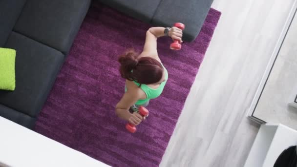 Hobby en Sport voor oudere vrouw uit te werken en te oefenen — Stockvideo