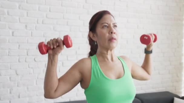 Sport och Fitness för Senior Kvinna tränar hemma — Stockvideo