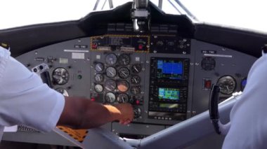 Gökyüzünde uçan küçük bir uçağın kokpit görünümü. Takım pilotların uçakta mürettebat ekipman ve komutları kontrol panelinde dokunmadan. Havacılık, seyahat, iş, meslek
