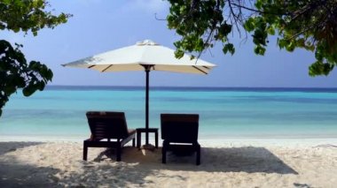 Şezlong için seçkin tesis, Vakarufalhi atoll, Maldives, Asya, Hint Okyanusu üzerinde beyaz kum plaj tatil sırasında rahatlayın. Mavi deniz suları ile mercan kayalığı lagoon içinde. Seyahat ve Turizm