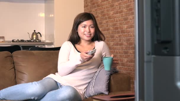 Jovens Sofá Casa Para Estilo Vida Relaxar Mulher Asiática Feliz — Vídeo de Stock