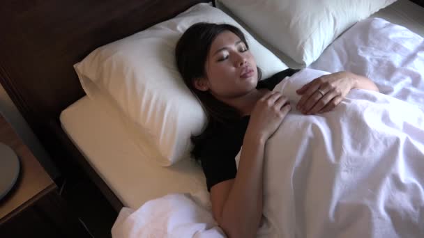 Mujer Asiática Joven Durmiendo Cama Casa Sueño Inquieto Para Niña — Vídeo de stock