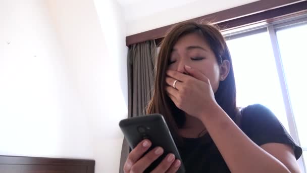 Student Texting Met Mobiele Telefoon Het Ontwaken Ochtend Aziatische Vrouw — Stockvideo