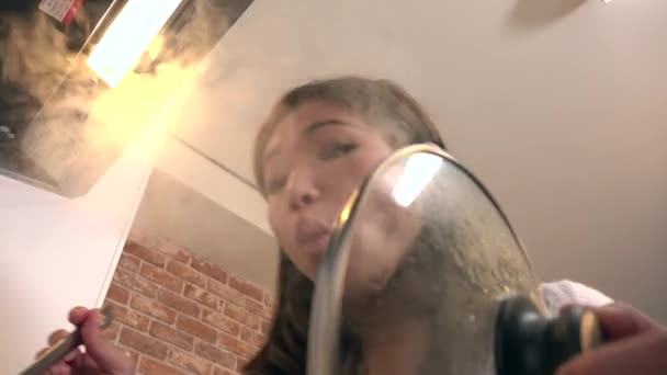 Mujer Asiática Joven Cocinando Comida Casa Linda Chica Japonesa Preparando — Vídeos de Stock