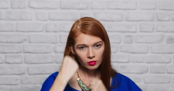 Expressions faciales de jeune rousse femme sur le mur de brique — Video